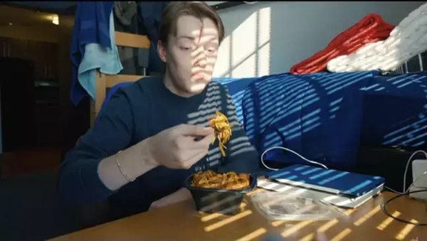 Hình ảnh dựng lại sự việc: JC ăn phần mì để qua đêm trong tủ lạnh. Ảnh: YouTube. Hình ảnh dựng lại sự việc: JC ăn phần mì để qua đêm trong tủ lạnh. Ảnh: YouTube.