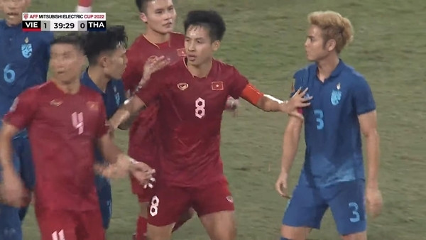 Thái độ hùng hổ của Theerathon rất dễ khiến các cầu thủ đối phương nổi nóng. Ảnh: YouTube. Thái độ hùng hổ của Theerathon rất dễ khiến các cầu thủ đối phương nổi nóng. Ảnh: YouTube.