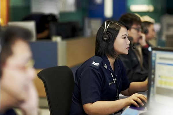 Cảnh sát nhận được điện thoại báo cướp của Joyce nên đã cử người đến hiện trường. Ảnh minh họa: Lực lượng Cảnh sát Singapore. Cảnh sát nhận được điện thoại báo cướp của Joyce nên đã cử người đến hiện trường. Ảnh minh họa: Lực lượng Cảnh sát Singapore.