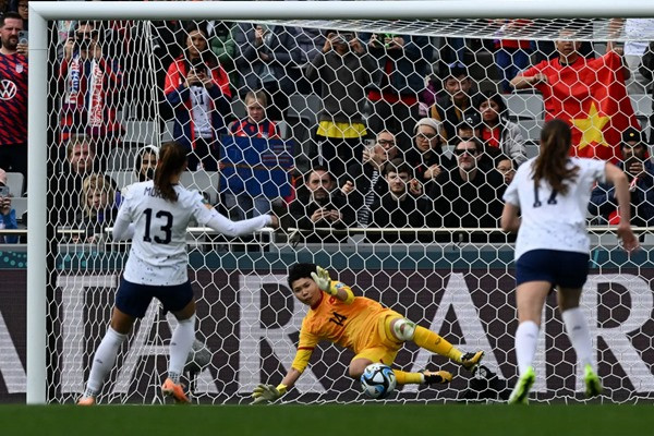 Kim Thanh cản được quả penalty của Morgan (Mỹ). Ảnh: New York Post. Kim Thanh cản được quả penalty của Morgan (Mỹ). Ảnh: New York Post.