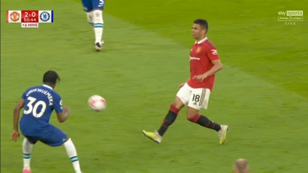 Chuyền thì chuyền, cần gì nhìn! Ảnh: Sky Sports.