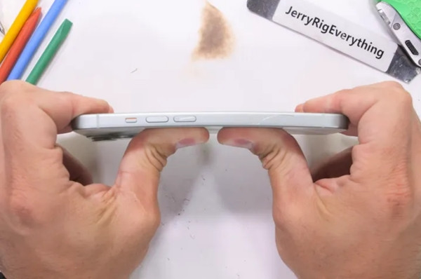 Các dòng iPhone khác đều chiến thắng thử thách bẻ gãy bằng tay không. Ảnh: Zack Nelson. Các dòng iPhone khác đều chiến thắng thử thách bẻ gãy bằng tay không. Ảnh: Zack Nelson.