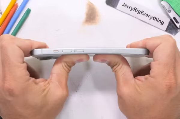 Các dòng iPhone khác đều chiến thắng thử thách bẻ gãy bằng tay không. Ảnh: Zack Nelson. Các dòng iPhone khác đều chiến thắng thử thách bẻ gãy bằng tay không. Ảnh: Zack Nelson.
