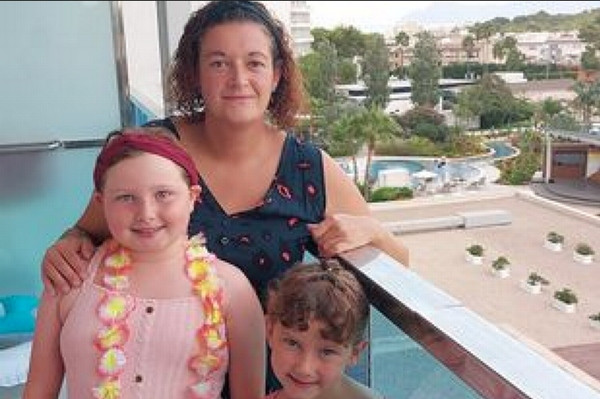 Cô Dawn và 2 con. Ảnh: Dawn Sagar.