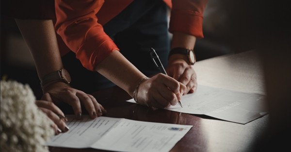 Yêu thì yêu, không yêu thì kiện. Ảnh minh họa: MSN. Yêu thì yêu, không yêu thì kiện. Ảnh minh họa: MSN.