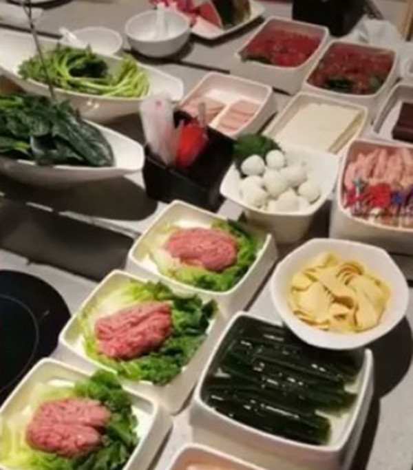 Cô Kong chụp ảnh hoặc ghi lại những lần đi ăn lẩu của mình suốt 9 năm. Ảnh: X.