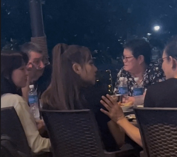 Lisa đi ăn ở một nhà hàng hải sản tại Singapore. Ảnh: Laychinok. Lisa đi ăn ở một nhà hàng hải sản tại Singapore. Ảnh: Laychinok.