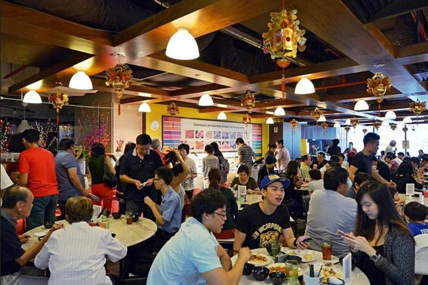 Trong một quán ăn ở Singapore. Ảnh: ALPHONSUS CHERN.