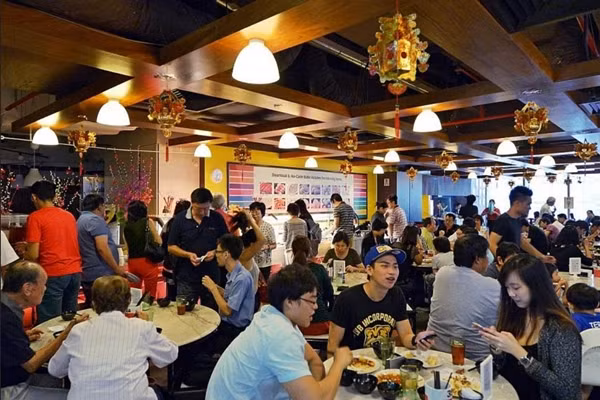 Trong một quán ăn ở Singapore. Ảnh: ALPHONSUS CHERN.