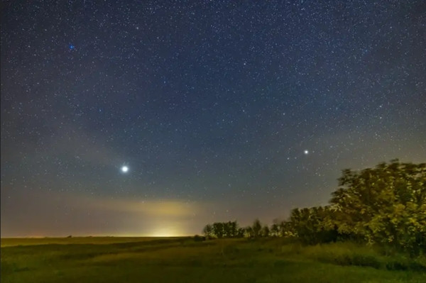 Sao Mộc (trái) và sao Thổ (phải) rất sáng trên bầu trời Alberta (Canada) vào cuối năm 2022. Ảnh: Alan Dyer/ VWPics/ Getty Images. Sao Mộc (trái) và sao Thổ (phải) rất sáng trên bầu trời Alberta (Canada) vào cuối năm 2022. Ảnh: Alan Dyer/ VWPics/ Getty Images.
