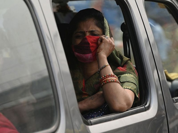 Không khí ô nhiễm nặng ở Delhi rất nguy hiểm với những người có bệnh nền. Ảnh: Bloomberg.