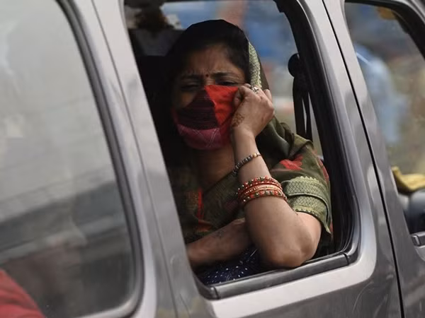Không khí ô nhiễm nặng ở Delhi rất nguy hiểm với những người có bệnh nền. Ảnh: Bloomberg.
