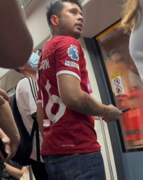 Fan này đã vừa bị cảnh sát Singapore bắt. Ảnh: MSN.