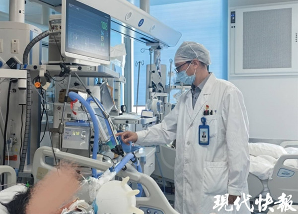 Ông Li qua được cơn nguy kịch sau khi được các bác sĩ điều trị. Ảnh: Xiandai Kuaibao.