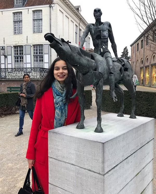 Eve cũng có thời để tóc dài, nhưng cô nói mình cắt tóc ngắn vì "không muốn trông như một cô bé nữa". Ảnh: Instagram.