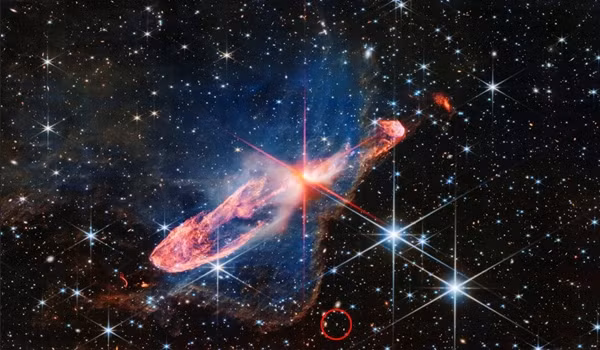 Các nhà khoa học đang theo dõi 2 ngôi sao đang hình thành thì phát hiện ra dấu chấm hỏi. Ảnh: NASA.