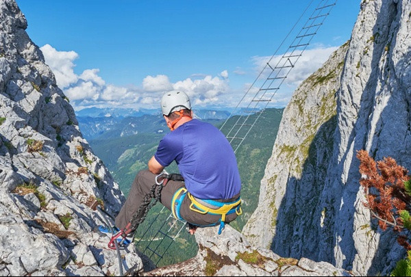 Nhiều người đăng hình ảnh về những trải nghiệm mạo hiểm ở cây cầu, càng khiến những người khác muốn đến đây. Ảnh: NY Post. Nhiều người đăng hình ảnh về những trải nghiệm mạo hiểm ở cây cầu, càng khiến những người khác muốn đến đây. Ảnh: NY Post.