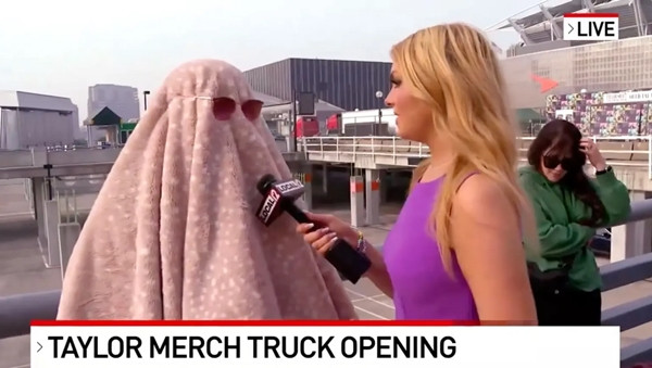 Fan Taylor Swift trùm chăn và đeo kính sẫm màu, trông cũng rất phong cách. Ảnh: WKRC. Fan Taylor Swift trùm chăn và đeo kính sẫm màu, trông cũng rất phong cách. Ảnh: WKRC.