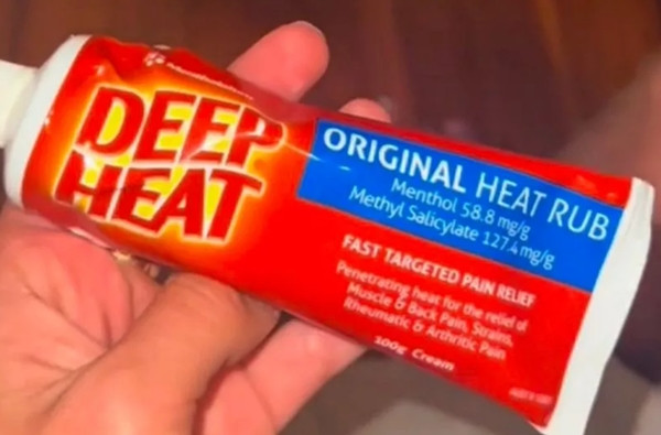 Tuýp thuốc mỡ bôi giảm đau mà Mia nhầm là kem đánh răng. Ảnh: Mia Kittelson. Tuýp thuốc mỡ bôi giảm đau mà Mia nhầm là kem đánh răng. Ảnh: Mia Kittelson.