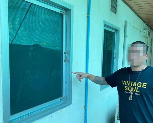 Cửa dẫn vào phòng khách sạn nhưng lại "ẩn mình" sau tấm gương trong phòng và được chốt từ bên ngoài. Ảnh: Facebook. Cửa dẫn vào phòng khách sạn nhưng lại "ẩn mình" sau tấm gương trong phòng và được chốt từ bên ngoài. Ảnh: Facebook.