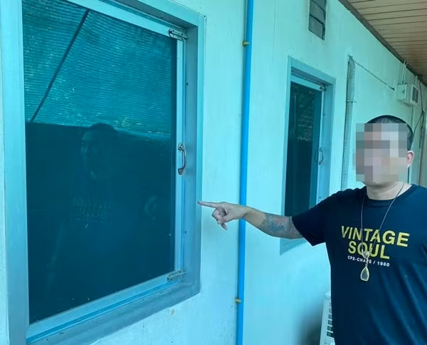 Cửa dẫn vào phòng khách sạn nhưng lại "ẩn mình" sau tấm gương trong phòng và được chốt từ bên ngoài. Ảnh: Facebook.