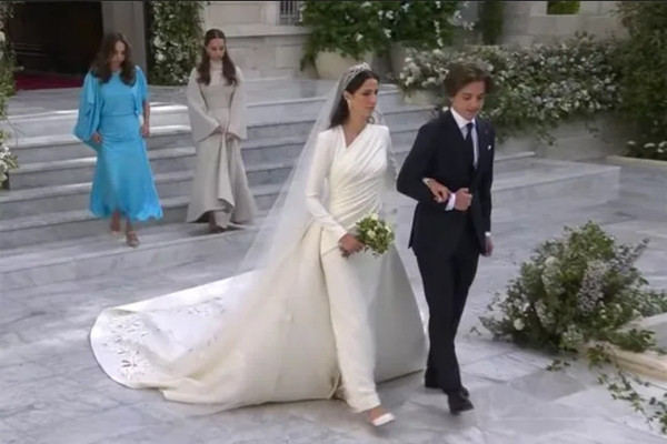 Thái tử phi Rajwa đi giày bệt trong lễ cưới. Ảnh: RHC JO/ YouTube.