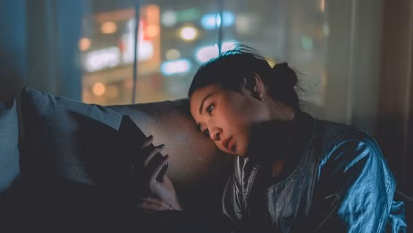 Nhiều người thừa nhận rằng họ hẹn hò chỉ vì không muốn cô đơn. Ảnh minh họa: Pinkvilla. Nhiều người thừa nhận rằng họ hẹn hò chỉ vì không muốn cô đơn. Ảnh minh họa: Pinkvilla.