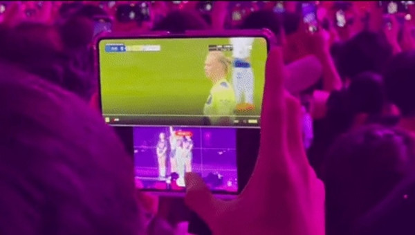 Vừa xem Jisoo, Rosé, Jennie, Lisa, vừa xem Haaland. Ảnh: Azraei. Vừa xem Jisoo, Rosé, Jennie, Lisa, vừa xem Haaland. Ảnh: Azraei.