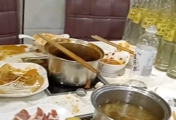 Ngoài những chai nước được xếp ngay hàng thẳng lối thì bàn ăn rất bừa bộn. Ảnh: Weibo. Ngoài những chai nước được xếp ngay hàng thẳng lối thì bàn ăn rất bừa bộn. Ảnh: Weibo.