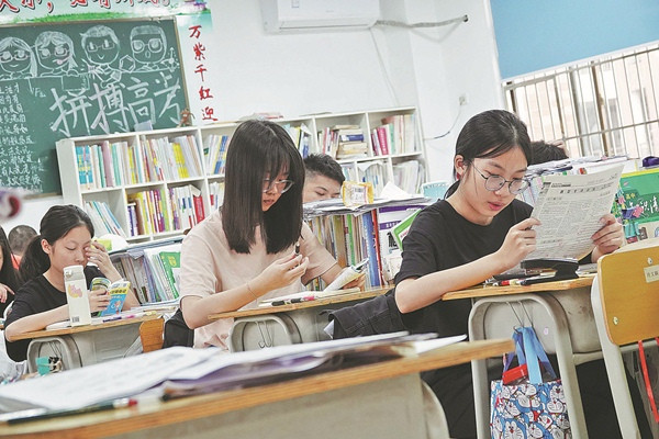 Học sinh trung học ở Trung Quốc lúc chuẩn bị cho kỳ thi gaokao. Ảnh: Yu Xiangquan for Chinadaily. Học sinh trung học ở Trung Quốc lúc chuẩn bị cho kỳ thi gaokao. Ảnh: Yu Xiangquan for Chinadaily.