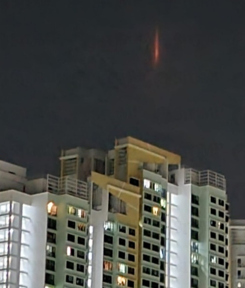 Vệt sáng này được nhiều người dân Singapore nhìn thấy. Ảnh: Stomp. Vệt sáng này được nhiều người dân Singapore nhìn thấy. Ảnh: Stomp.