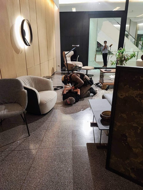 Hình ảnh được cho là nghi phạm bị cảnh sát Thái Lan bắt. Ảnh: Deen. Hình ảnh được cho là nghi phạm bị cảnh sát Thái Lan bắt. Ảnh: Deen.