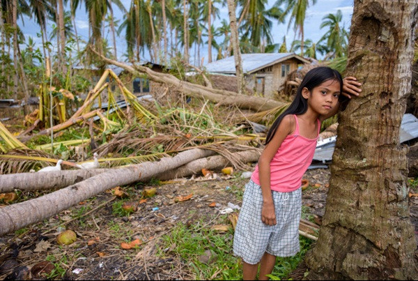 Cô bé Claire đứng gần nhà mình - đã đổ sập trong siêu bão Haiyan năm 2013. Ảnh: Jon Warren/ 2013 World Vision. Cô bé Claire đứng gần nhà mình - đã đổ sập trong siêu bão Haiyan năm 2013. Ảnh: Jon Warren/ 2013 World Vision.