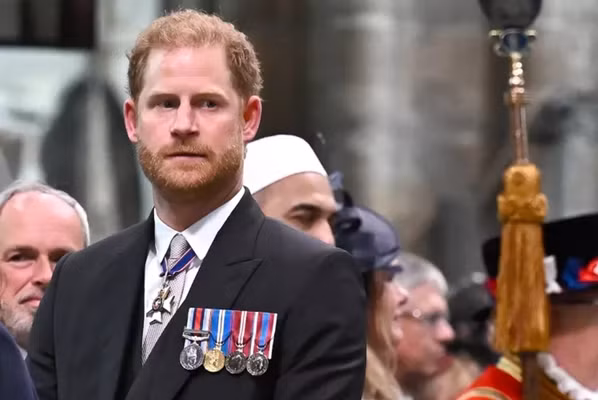 Harry tại Lễ Đăng Quang của cha. Ảnh: Ben Stansall - WPA Pool/ Getty Images.