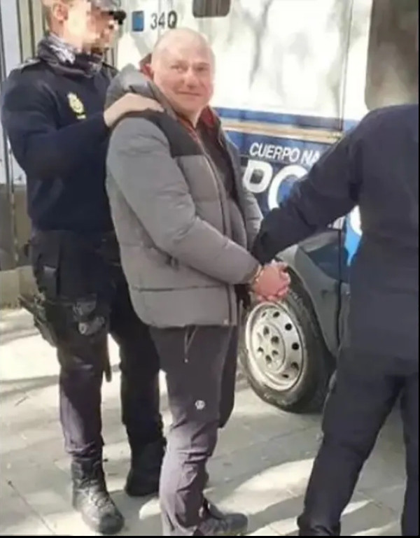 Người này vẫn còn tươi cười khi bị cảnh sát bắt. Ảnh: Instagram.