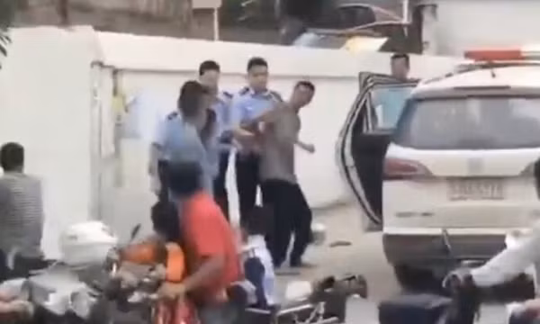 Một nghi phạm bị bắt. Ảnh: The Telegraph.