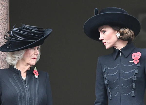 Hoàng hậu Camilla và Công nương Kate trong sự kiện ngày hôm qua, 12/11. Ảnh: Tim Rooke/ REX/ Shutterstock.