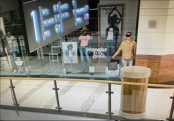 Tên trộm đứng giả vờ làm ma-nơ-canh. Ảnh: Cảnh sát Warsaw.