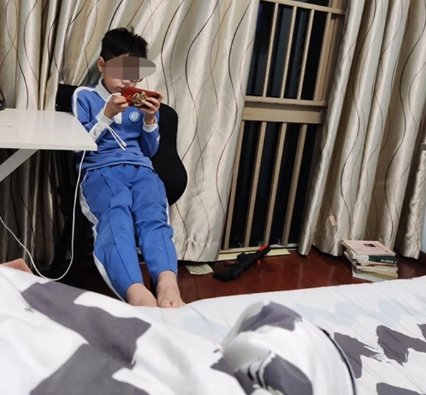 Bé trai mê chơi game nên buổi đêm vẫn chơi. Ảnh: Douyin. Bé trai mê chơi game nên buổi đêm vẫn chơi. Ảnh: Douyin.