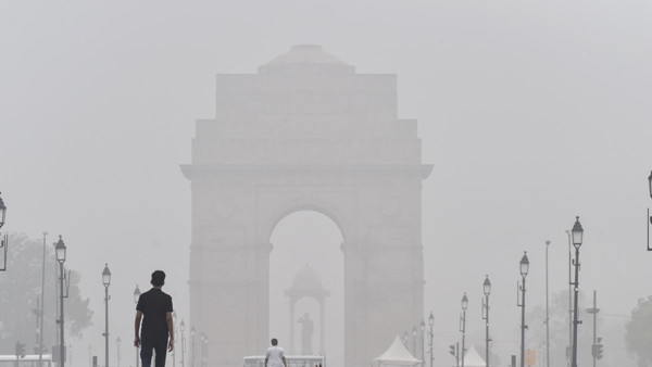 Sương mù bất thường bao phủ thủ đô Delhi vào ngày 4/5. Ảnh: PTI. Sương mù bất thường bao phủ thủ đô Delhi vào ngày 4/5. Ảnh: PTI.