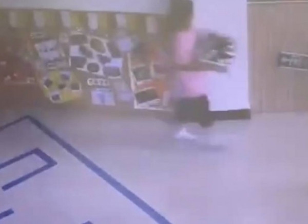 Hình ảnh bé gái một mình thu dọn bát đĩa. Ảnh: Weibo. Hình ảnh bé gái một mình thu dọn bát đĩa. Ảnh: Weibo.