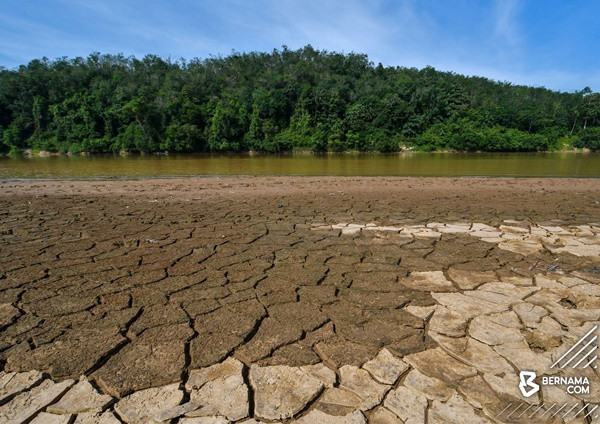 Sông ở Malaysia cạn khô. Ảnh: Bernama. Sông ở Malaysia cạn khô. Ảnh: Bernama.