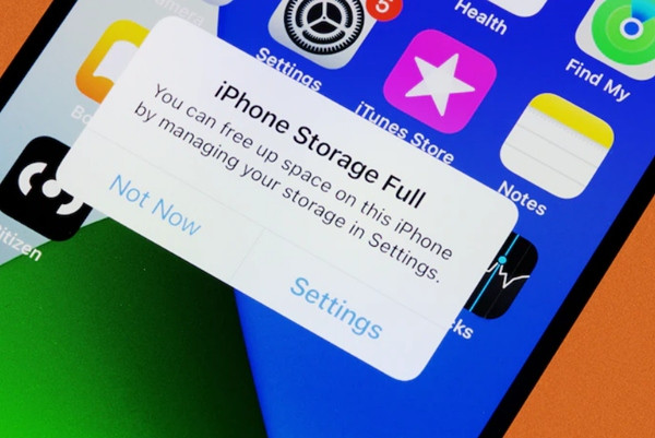 Thông báo dung lượng bị đầy trên iPhone. Ảnh minh họa: Shutterstock. Thông báo dung lượng bị đầy trên iPhone. Ảnh minh họa: Shutterstock.