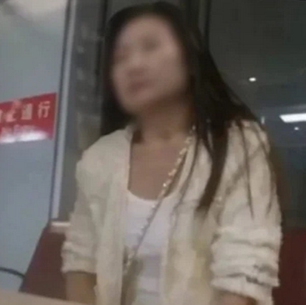 Người phụ nữ thú nhận việc làm giả hộ chiếu. Ảnh: Weibo. Người phụ nữ thú nhận việc làm giả hộ chiếu. Ảnh: Weibo.