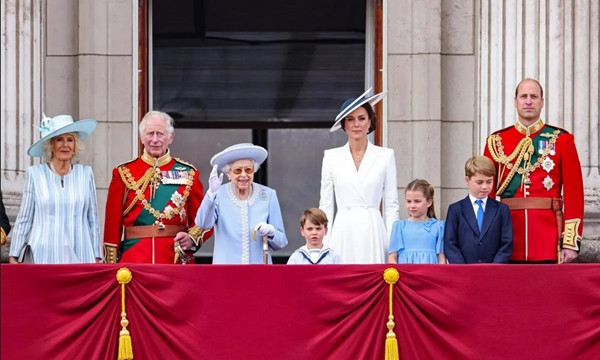 Nữ hoàng Elizabeth II cùng các thành viên cao cấp của Hoàng gia Anh trong lễ diễu hành vào tháng 6/2022. Ảnh: Getty.
