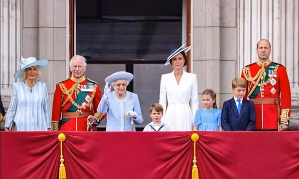 Nữ hoàng Elizabeth II cùng các thành viên cao cấp của Hoàng gia Anh trong lễ diễu hành vào tháng 6/2022. Ảnh: Getty.