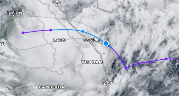 Dự báo về đường đi của áp thấp nhiệt đới trên Biển Đông (chấm tròn lớn màu xanh là vị trí hiện tại). Ảnh: Zoom Earth.