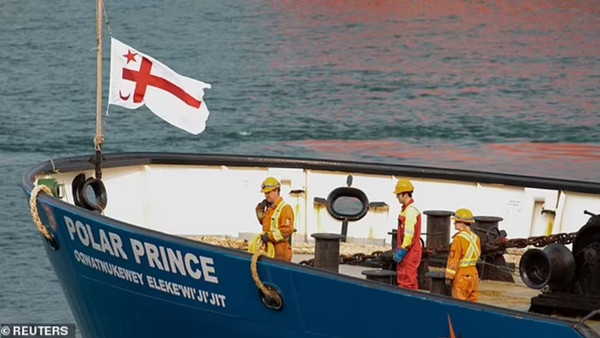 Những người trên tàu Polar Prince đều buồn bã và mệt mỏi. Ảnh: Reuters. Những người trên tàu Polar Prince đều buồn bã và mệt mỏi. Ảnh: Reuters.