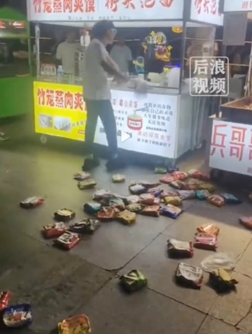 Những gói mì bị quăng xuống đất. Ảnh: SCMP. Những gói mì bị quăng xuống đất. Ảnh: SCMP.