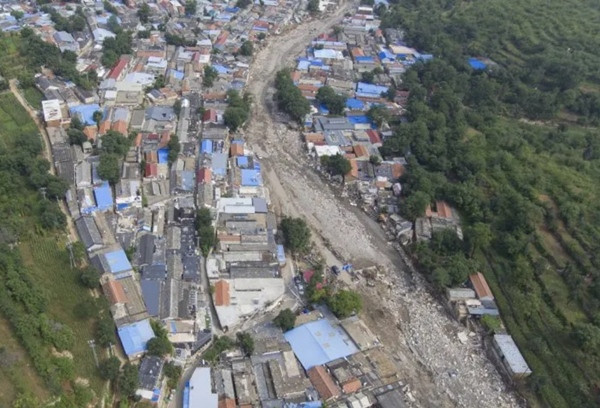Ảnh chụp từ trên cao ngày 4/8 cho thấy một khu làng ở ngoại ô Bắc Kinh (Trung Quốc) bị ảnh hưởng nặng nề bởi lũ lụt. Ảnh: Ng Han Guan/ AP.